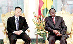 Le 5 décembre dernier, l’ambassadeur Shen Cheng-Hong a obtenu une audience du président du Faso. Il a parlé avec Michel Kafando des dossiers de la coopération dans lesquels son pays est impliqué au Burkina. Il a surtout exprimé la volonté de Taiwan de renforcer cette coopération. (Ph/ Yvan SAMA)