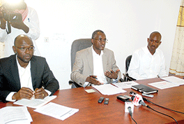 Saïdou Idé, entouré de ses collaborateurs, lors de la conférence de presse. (M.K)