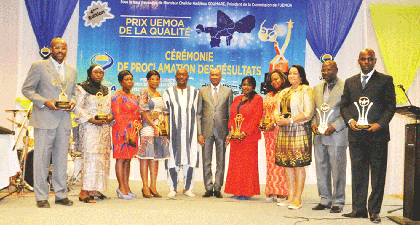 Les lauréats de la 4e édition posant avec les officiels de la cérémonie. (M.K)