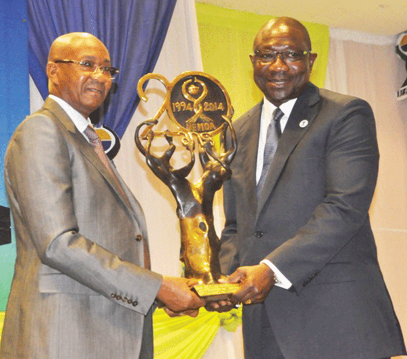 Le président de la Commission, Cheikhe Hadjibou Soumaré (à gauche), félicité pour ses actions. (M.K)