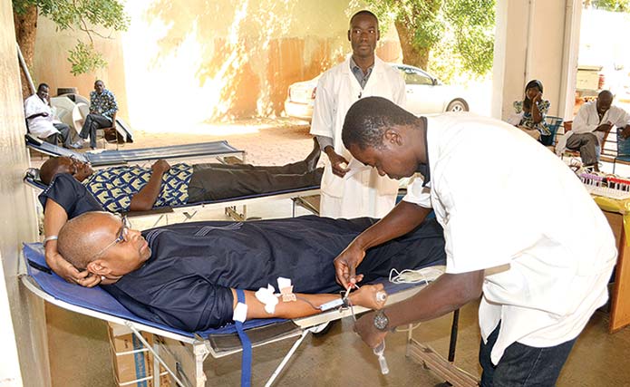 L’opération de don de sang a marqué la journée Ecobank day 2014. Cheikh Travaly, administrateur et Dg de Ecobank Burkina, a lui aussi donné son sang. C’était dans les locaux de la Banque à Ouagadougou, le 7 novembre 2014. Au total, 91 poches de sang ont été récoltées. (Ph.: Ecobank)