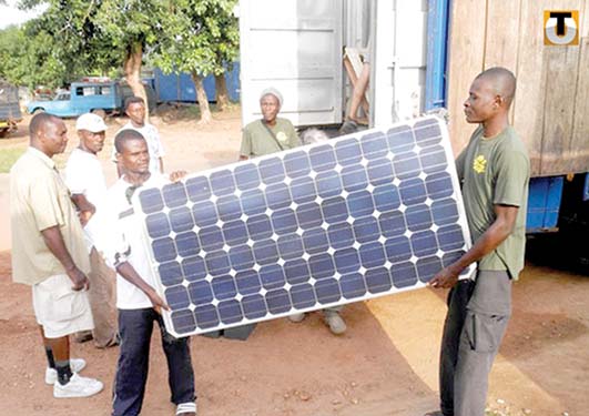 Les plaques solaires constituent l’essentiel des services énergétiques dans les zones non électrifiées. (Ph. : DR)
