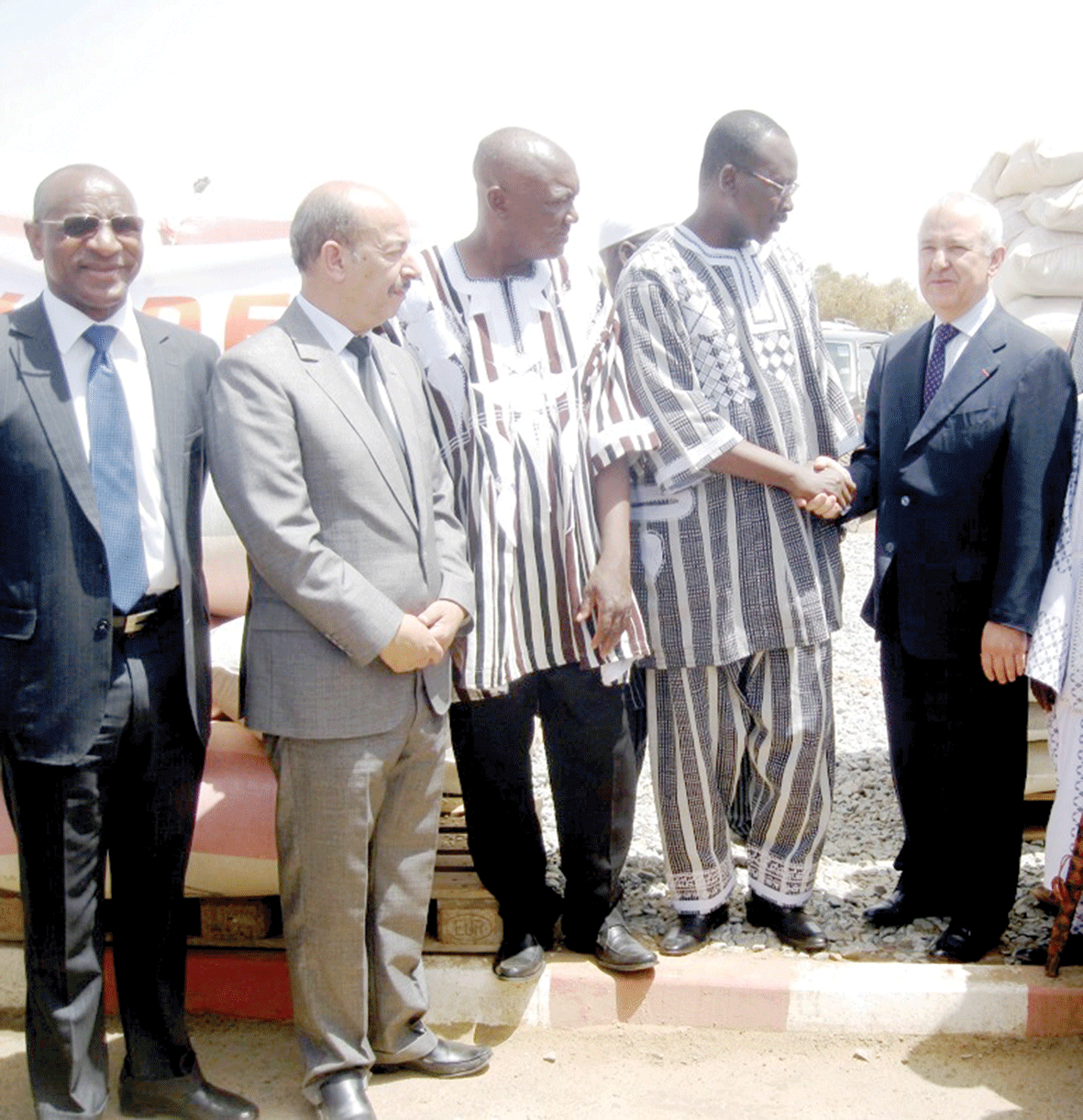 Le PDG de Cimaf, Anas Sefrioui, recevant les encouragements du Premier ministre Yacouba Isaac Zida