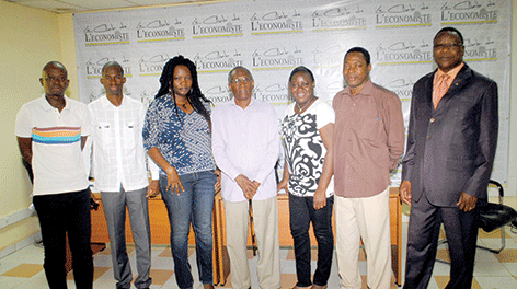  M. Diallo (milieu) entouré de l’équipe de rédaction de L’Economiste du Faso (Ph: MK)