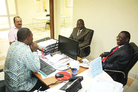 Le nouveau directeur général de la Société nationale d’assurances et de réassurances-Iard, Denis Ouédraogo (à droite), accompagné de son directeur commercial et marketing,  Adama Zoungrana. (YS)