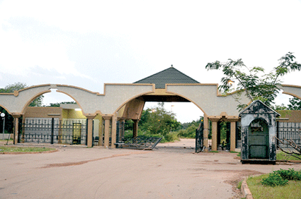  Ce portail mène à l’aile réservée à la résidence privée de l’ancien du président du Faso, Blaise Compaoré, au sein du palais de Kosyam qui abrite aussi le camp Naba Koom II. (MK)