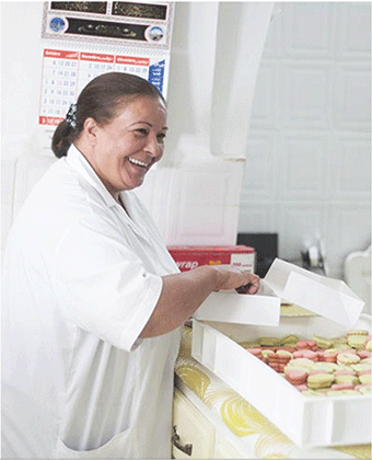 Avec plus de 25 ans d’expérience, Habiba Soufi a développé son magasin et entend acquérir une nouvelle machine pour sa boulangerie . (Ph.: Urs Jaudas, Tages-Anzeiger)